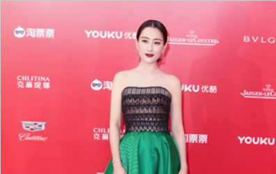 马苏亮相上影节闭幕式红毯 黑绿抹胸长裙尽显性感可爱