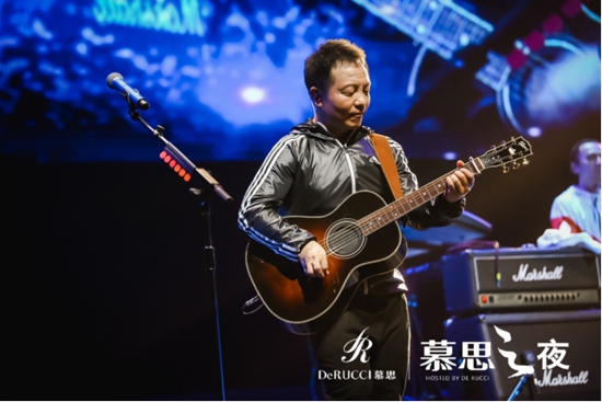 许巍助力“慕思之夜”浙江站!引发台下歌迷大合唱!