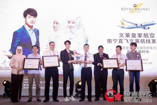 型男吴尊空降南宁 帅气出席发布会人气爆棚
