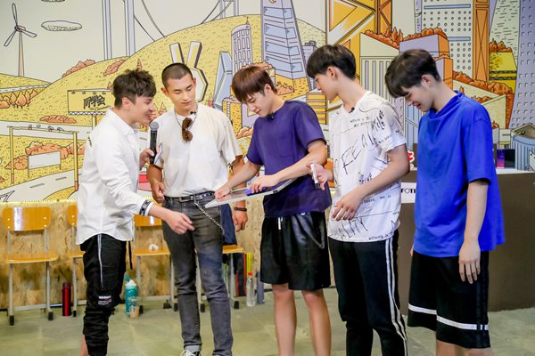“无辜CP”《青春同学会》再重逢,韩东君王彦霖激动相拥转圈圈