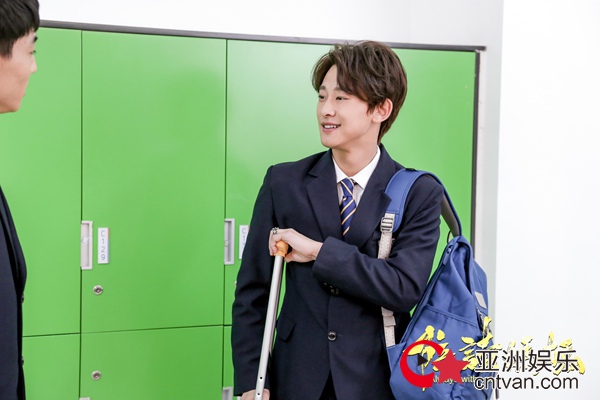 电视剧《陪读妈妈》昨日开播 王文轩双面演绎“顽皮少年“气场全开