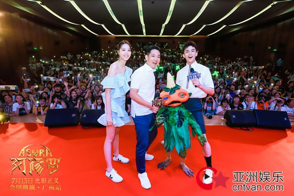 电影《阿修罗》空降广州 吴磊鞠躬感谢张鹏导演