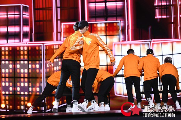 “奔跑嘉年华”鹿晗热舞燃翻全场 火箭少女101元气满格引网友疯狂Pick