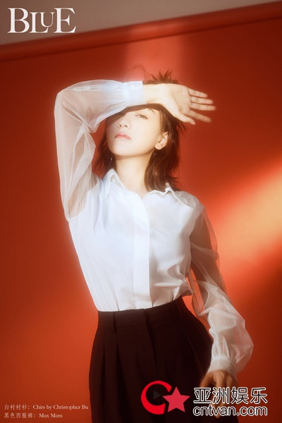 杨蓉写真大片曝光 置身质感光影极具美感