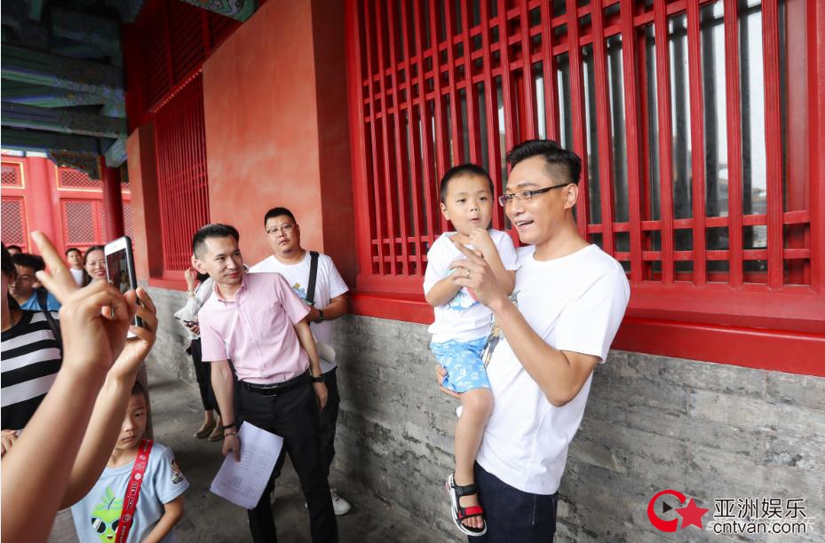 网友故宫偶遇刘烨 原来是在做慈善!