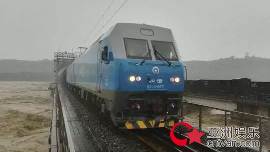 火车压梁抗洪 四川暴雨连日不停!
