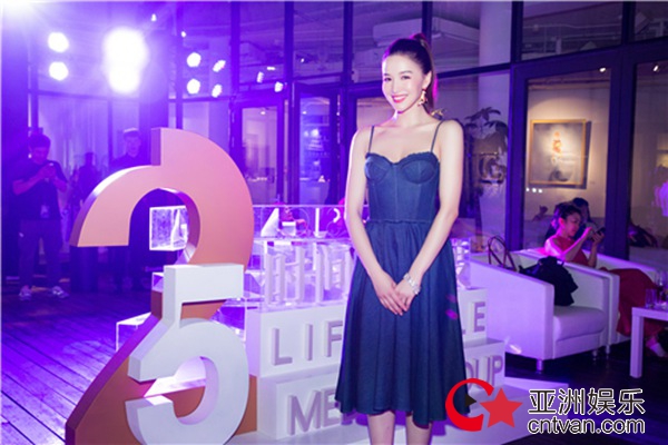 菊麟清爽造型出席艺术展 元气少女尽显青春活力