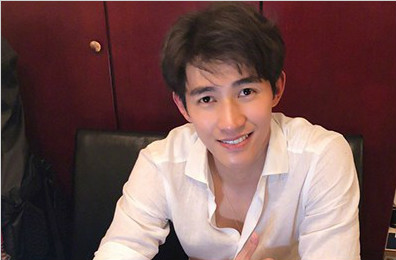 李子峰“女友视角”直播 大秀厨艺小插曲不断