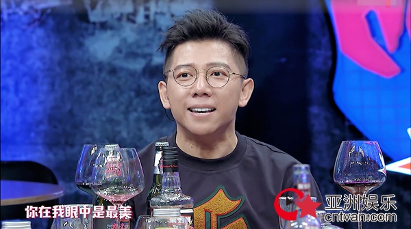 海泉再次担任主持人设险崩塌?自爆曾看过爱人手机