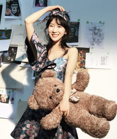 李念解锁ins曝美图 中西斜肩礼服更显知性美