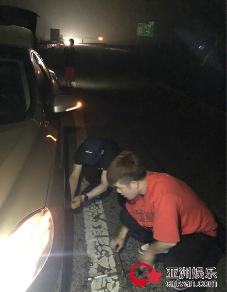 麦克风千斤顶样样全能!歌手平安夜车出行有惊无险