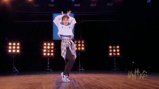 吴昕跳101主题曲舞蹈 动作不输火箭少女!