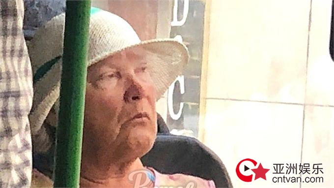 俄大妈酷似特朗普 连表情都是同款!