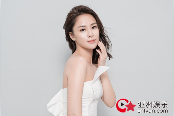 养眼组合钟欣潼新广告大片美cry 关智斌疯狂秀身材