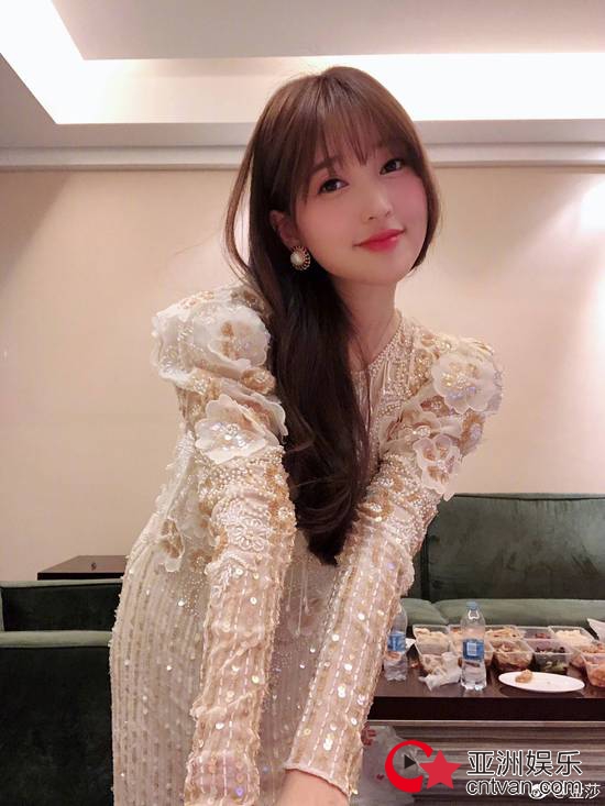 金莎晒自拍照 逆生长35岁美如少女!