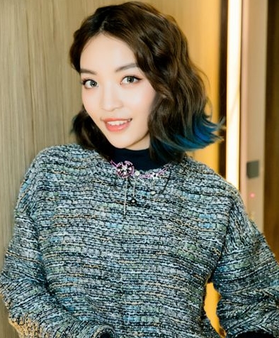 VaVa喜获CMA唱工委音乐奖三项提名 秒变淑女长腿抢镜