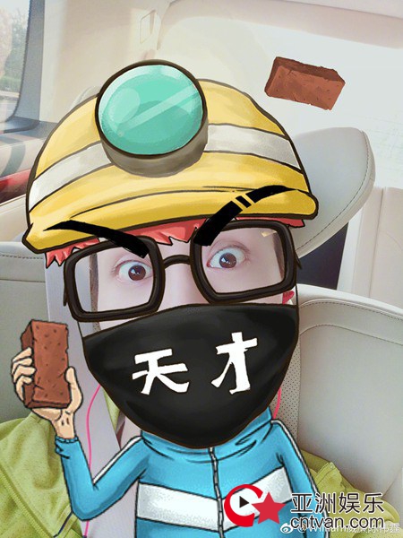 陈伟霆“自拍”引粉丝声讨:手拿板砖怎么回事?