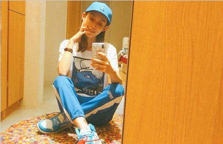 范玮琪对镜自拍 蓝精灵T恤少女感十足