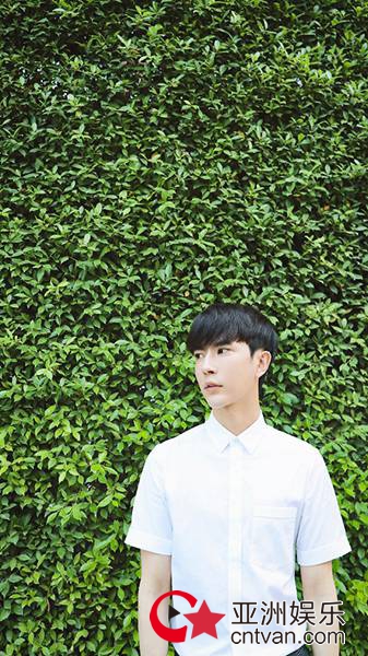 于朦胧夏日写真眼神澄澈 化身街角少年森系清新