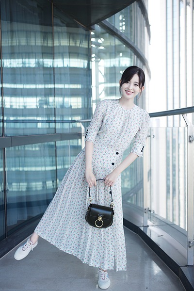 娜扎夏日香草系街拍曝光 灵魂旋舞现鬼马少女力