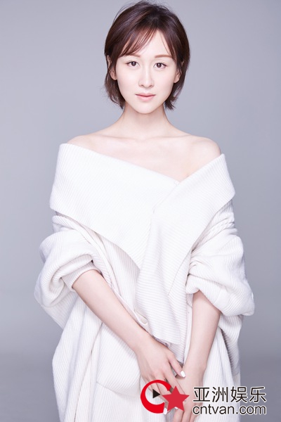 “愉妃”练练变身“推兔姬” 大秀锁骨展清新气质