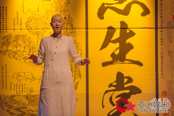 刘敏涛光头造型惊艳 网友:这波操作“亮”了