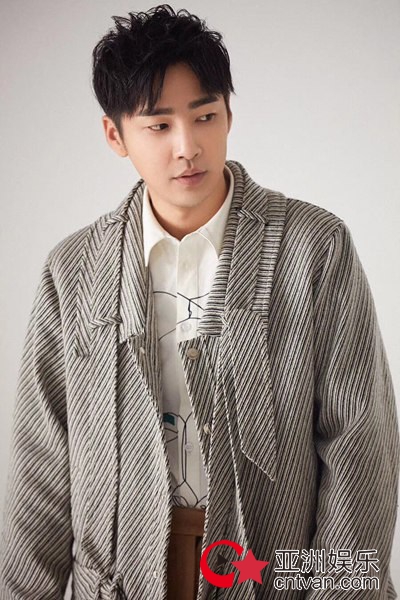《香蜜沉沉烬如霜》奇鸢最新写真曝光 时尚型男魅力尽显