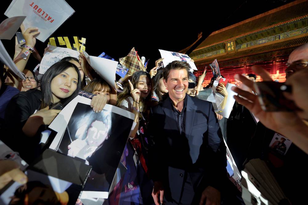 《碟中谍6:全面瓦解》中国首映发布会男神齐聚太庙 阿汤哥西蒙联手比心秀中文 亨利胡子剃光爱犬不识?