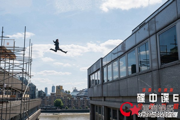 《碟中谍6:全面瓦解》首周末票房高达5.28亿 阿汤哥无安全装置巴黎“极速飙车”