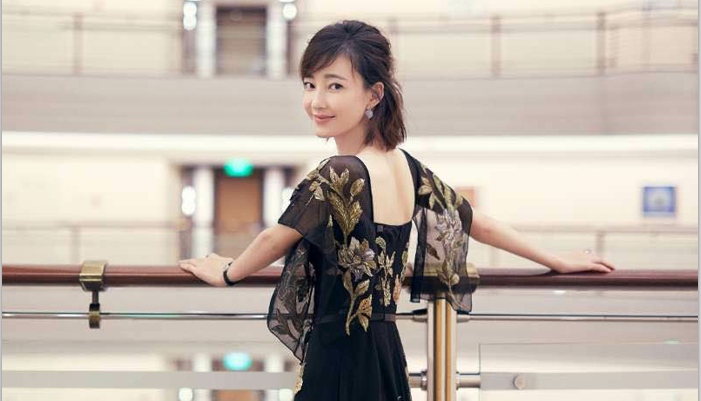 王丽坤亮相ELLE风尚大典 上海之巅展优雅身姿