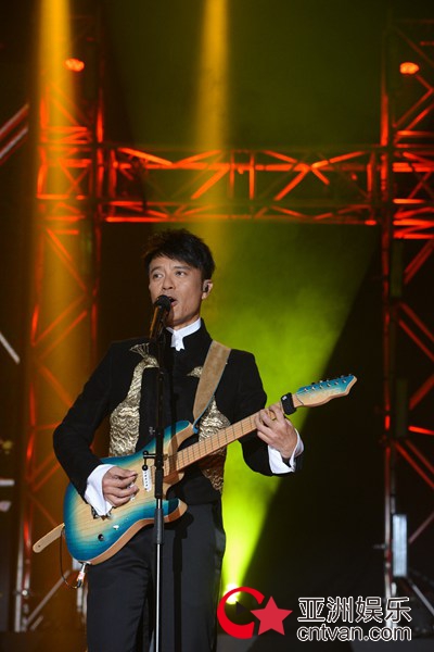 李克勤世界巡演新加坡站结束 嘉宾陈洁仪称其拼命好似superman
