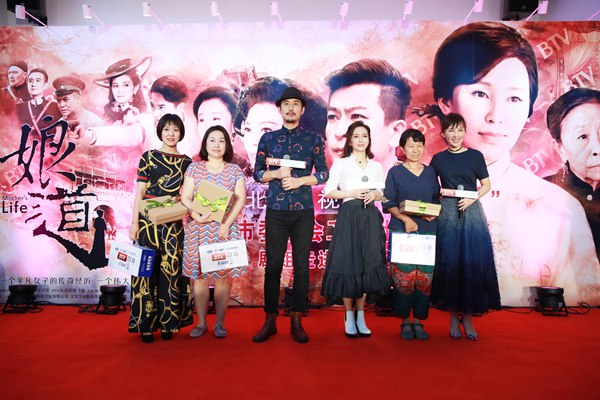 北京卫视《娘道》走进小黄庄社区 岳丽娜讲述“带娃上阵”幕后艰辛
