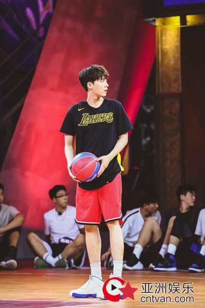 李易峰《这就是灌篮》耿直再现 “戏精”上身综艺感max