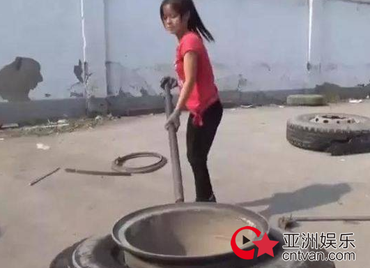 徒手扒轮胎成网红  体重只有88斤的她动作娴熟