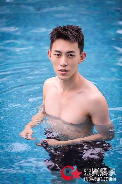 颜值高的人身材都这么好? 肖大千泳池写真引网友尖叫