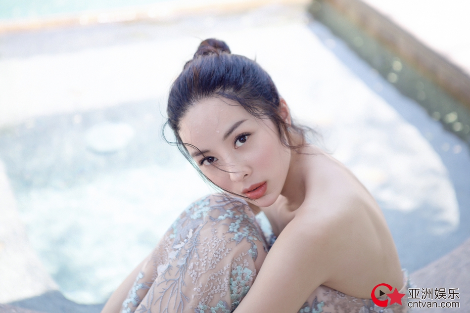 童苡萱写真上线:恣意态度与高级质趣可以融合