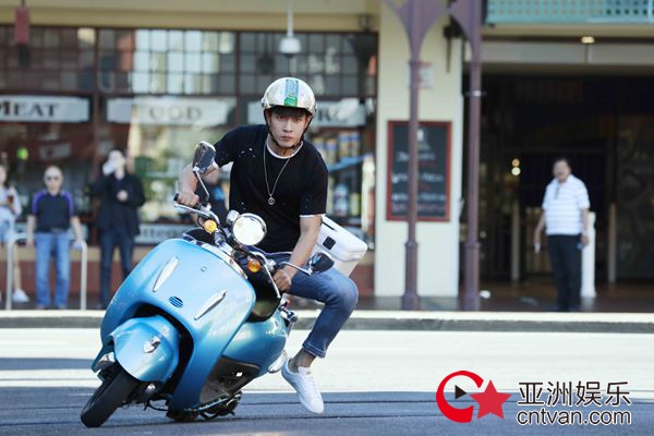 韩东君变身外卖小哥 《极速青春》本色出演秀车技