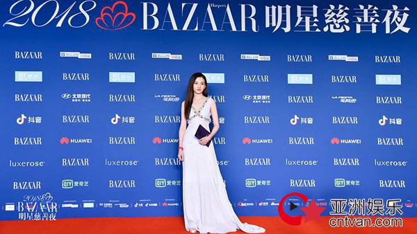 宋祖儿亮相慈善晚宴 灵动少女优雅甜美