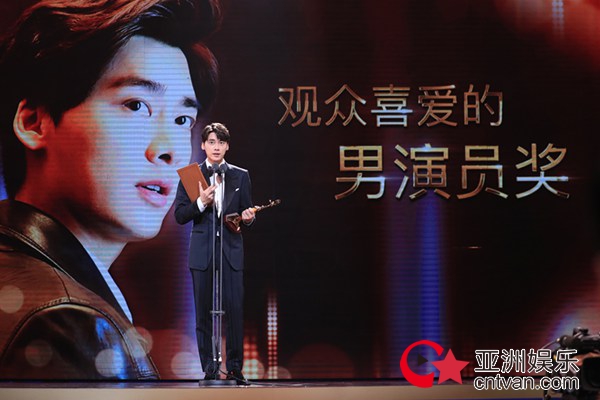 李易峰亮相第十二届金鹰节 获“观众喜爱男演员”“最具人气男演员”