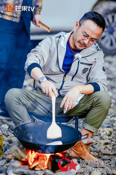 全能汪涵掌勺《野生厨房》 化身“奶爸”做饭带崽两不误