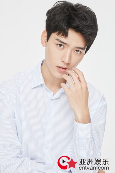 《与其微醺何不醉》盛大开机 龚俊高冷上线演绎酒界奇缘