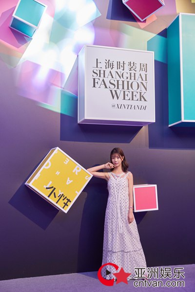 辛瑞琪受邀亮相上海时装周 黑白波点演绎少女浪漫