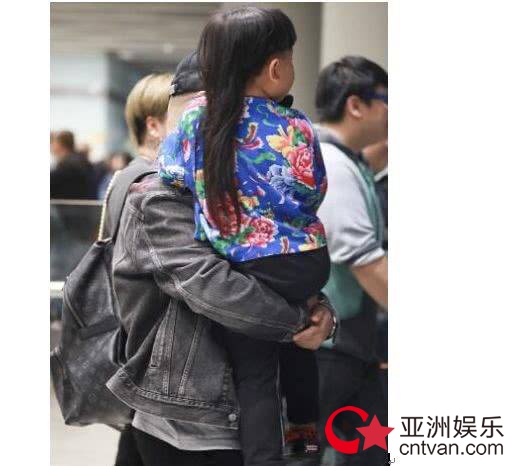 郭德纲小儿子现身 一头长发酷劲十足!