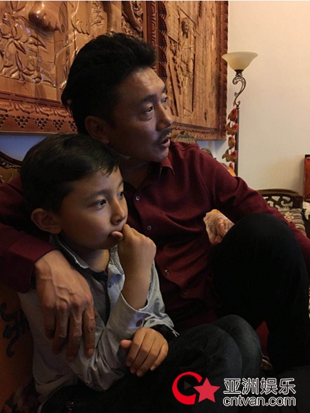 歌手容中尔甲深夜发长文深情告白儿子 呼吁父母“工作再忙也别忘了陪伴”