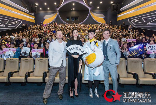 《神奇动物:格林德沃之罪》主演亮相影院引爆粉丝热情 片段全球抢先预览精彩“超出