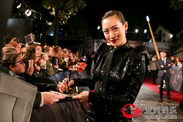 《神奇动物:格林德沃之罪》全球首映礼盛况空前 华丽视效魔法情怀获外媒称赞“相当引人入胜”