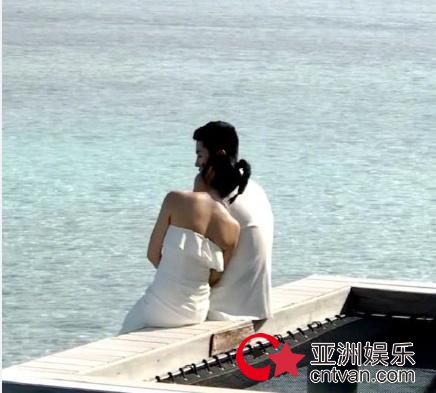 陈妍希拍婚纱照 依偎陈晓小鸟依人!