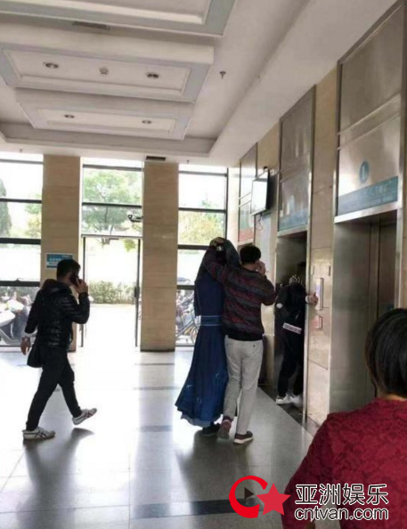 于朦胧眼睛受伤 捂着半边脸住院
