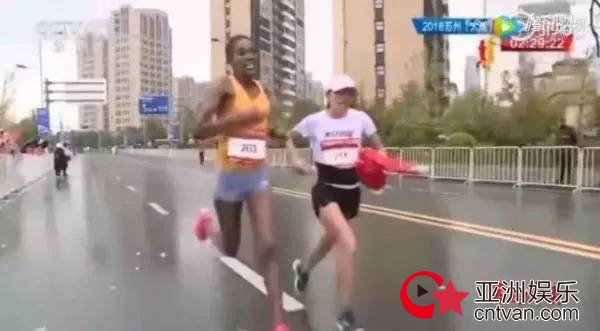 何引丽被指扔国旗 网友更关心的是这件事!