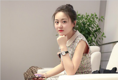 新晋演员丁芝天红毯首秀引关注 网友:长得好看的人腿都这么长吗?